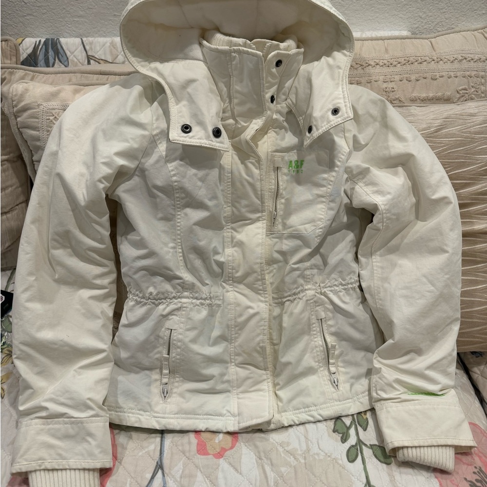 Abercrombie white snow jacket size Medium